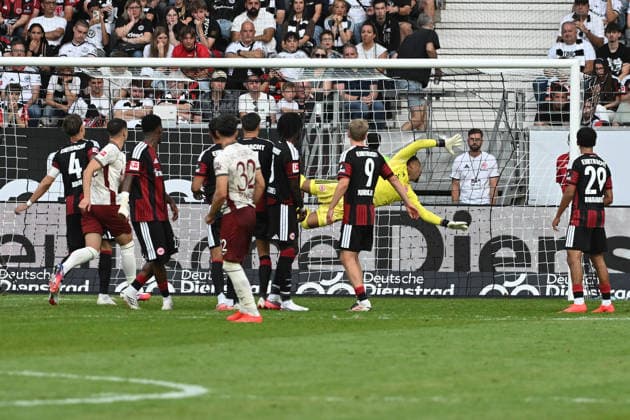 06.09.2026, xpsx, Fussball 1.Bundesliga, Eintracht Frankfurt - FC Augsburg v.l. Fabian Rieder (FC Augsburg) Torschuetze, erzielt das Tor, Treffer, scores the goal 1:4 Noah Atubolu (Eintracht Frankfurt) (DFL DFB REGULATIONS PROHIBIT ANY USE OF PHOTOGRAPHS as IMAGE SEQUENCES and or QUASI-VIDEO) Frankfurt am Main *** September 6, 2026, xpsx, Soccer, Bundesliga 1, Eintracht Frankfurt vs. FC Augsburg, Fabian Rieder (FC Augsburg) goal scorer, scores the goal, goal, scores the goal 1 4 Noah Atubolu Eintracht Frankfurt DFL DFB REGULATIONS PROHIBIT ANY USE OF PHOTOGRAPHS as IMAGE SEQUENCES and or QUASI-VIDEO Frankfurt am Main