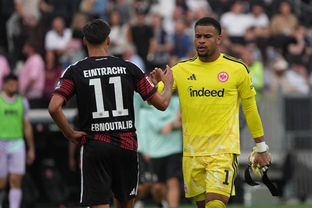 Younes Ebnoutalib (Eintracht Frankfurt) und Torwart Noah Atubolu (Eintracht Frankfurt) klatschen ab - 06.09.2026 Bundesliga, Saison 26 27: Eintracht Frankfurt vs. FC Augsburg, Deutsche Bank Park, 2. Spieltag *** Younes Ebnoutalib of Eintracht Frankfurt and goalkeeper Noah Atubolu of Eintracht Frankfurt high-five on September 6, 2026, during the Bundesliga 2026–27 season, Eintracht Frankfurt vs. FC Augsburg at Deutsche Bank Park, Matchday 2