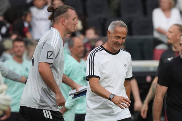 Trainer Adi Hütter (Eintracht Frankfurt) und Co-Trainer Alex Meier - 06.09.2026 Bundesliga, Saison 26 27: Eintracht Frankfurt vs. FC Augsburg, Deutsche Bank Park, 2. Spieltag *** Head Coach Adi Hütter of Eintracht Frankfurt and Assistant Coach Alex Meier, September 6, 2026, Bundesliga, 2026–27 Season, Eintracht Frankfurt vs. FC Augsburg, Deutsche Bank Park, Matchday 2