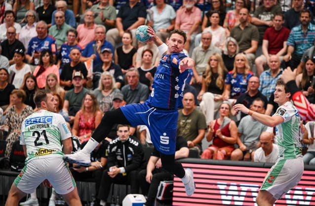 Handball 1. Bundesliga 2025 2026 06.09.2026 HBW Balingen - Weilstetten - SC Magdeburg Mex Raguse (Mitte, HBW Balingen-Weilstetten) gegen Albin Lagergren (li, SC Magdeburg) und Oskar Vind Rasmussen (re, SC Magdeburg)