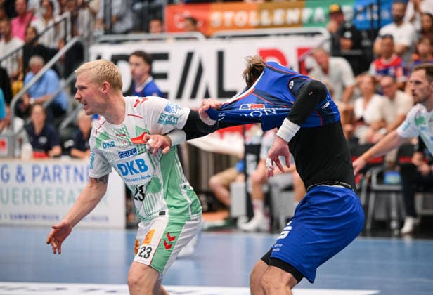 Sport Bilder des Tages Handball 1. Bundesliga 2025 2026 06.09.2026 HBW Balingen - Weilstetten - SC Magdeburg Trikottest, Magnus Saugstrup (li, SC Magdeburg) gegen Stefan Bauer (re, HBW Balingen-Weilstetten)
