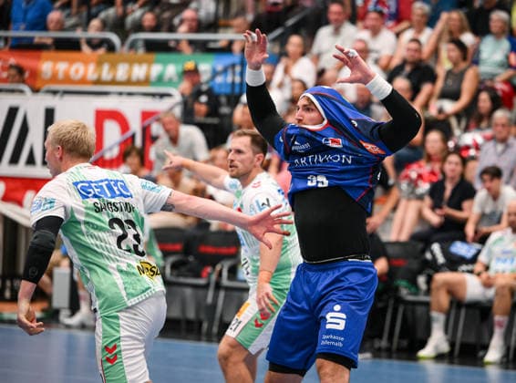 Handball 1. Bundesliga 2025 2026 06.09.2026 HBW Balingen - Weilstetten - SC Magdeburg Trikottest, Magnus Saugstrup (li, SC Magdeburg) gegen Stefan Bauer (re, HBW Balingen-Weilstetten)