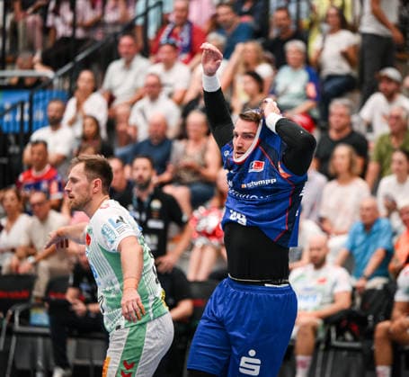 Handball 1. Bundesliga 2025 2026 06.09.2026 HBW Balingen - Weilstetten - SC Magdeburg Stefan Bauer (HBW Balingen-Weilstetten) mit Trikot ueber dem Kopf