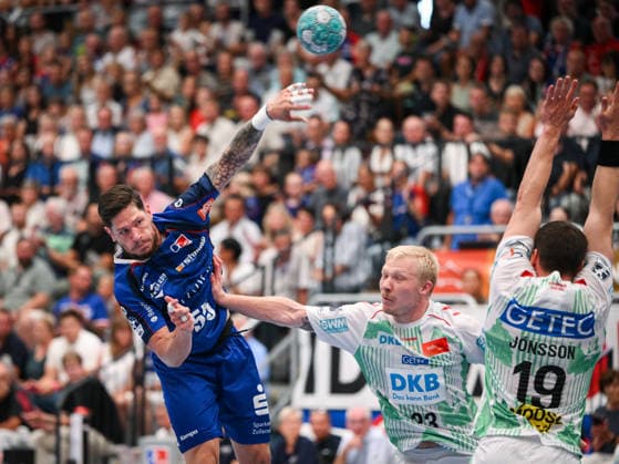 Handball 1. Bundesliga 2025 2026 06.09.2026 HBW Balingen - Weilstetten - SC Magdeburg Csaba Leimeter (li, HBW Balingen-Weilstetten) gegen Magnus Saugstrup (Mitte, SC Magdeburg)