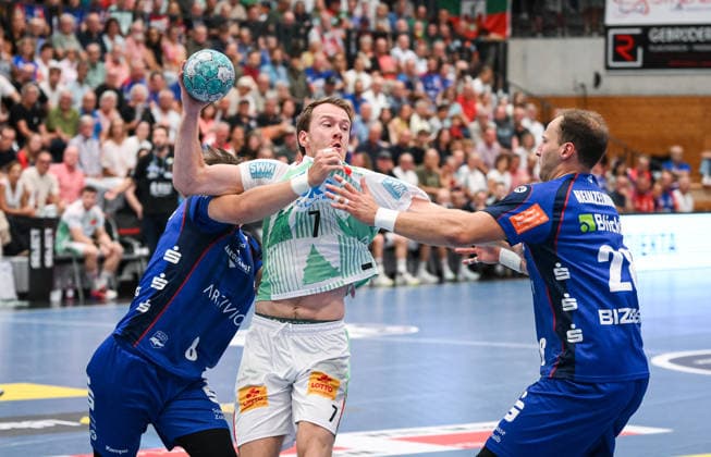 Handball 1. Bundesliga 2025 2026 06.09.2026 HBW Balingen - Weilstetten - SC Magdeburg Mex Raguse (li, HBW Balingen-Weilstetten) gegen Magnus Saugstrup (Mitte, SC Magdeburg) und Tobias Heinzelmann (re, HBW Balingen-Weilstetten)