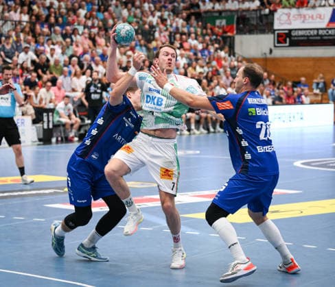Handball 1. Bundesliga 2025 2026 06.09.2026 HBW Balingen - Weilstetten - SC Magdeburg Magnus Saugstrup (Mitte, SC Magdeburg) gegen Mex Raguse (li, HBW Balingen-Weilstetten) und Tobias Heinzelmann (re, HBW Balingen-Weilstetten)