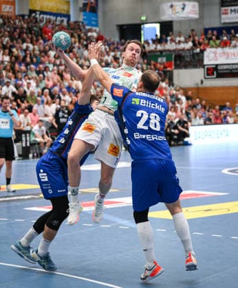 Handball 1. Bundesliga 2025 2026 06.09.2026 HBW Balingen - Weilstetten - SC Magdeburg Magnus Saugstrup (Mitte, SC Magdeburg) gegen Mex Raguse (li, HBW Balingen-Weilstetten) und Tobias Heinzelmann (re, HBW Balingen-Weilstetten)