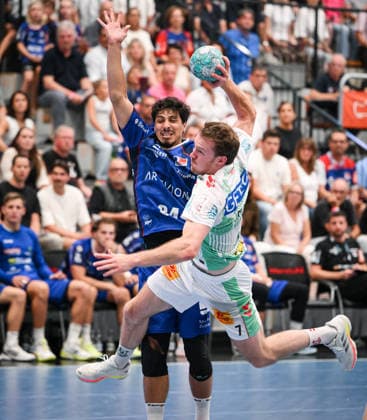 Handball 1. Bundesliga 2025 2026 06.09.2026 HBW Balingen - Weilstetten - SC Magdeburg Felix Claar (re, SC Magdeburg) gegen SC Magdeburg (hinten li, HBW Balingen-Weilstetten)