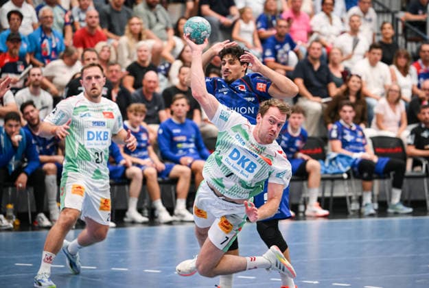 Handball 1. Bundesliga 2025 2026 06.09.2026 HBW Balingen - Weilstetten - SC Magdeburg Felix Claar (Mitte vorn, SC Magdeburg) gegen SC Magdeburg (Mitte hinten, HBW Balingen-Weilstetten)