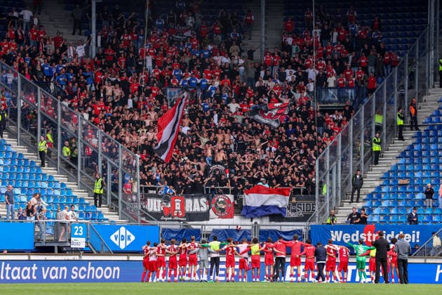 HEERENVEEN, NETHERLANDS - SEPTEMBER 6: players of AZ Alkmaar celebrate the win with the fans during the Dutch Eredivisie match between SC Heerenveen and AZ Alkmaar at Abe Lenstra Stadion on September 06, 2026 in Heerenveen, Netherlands.  Copyright: xMTB MBxMediax