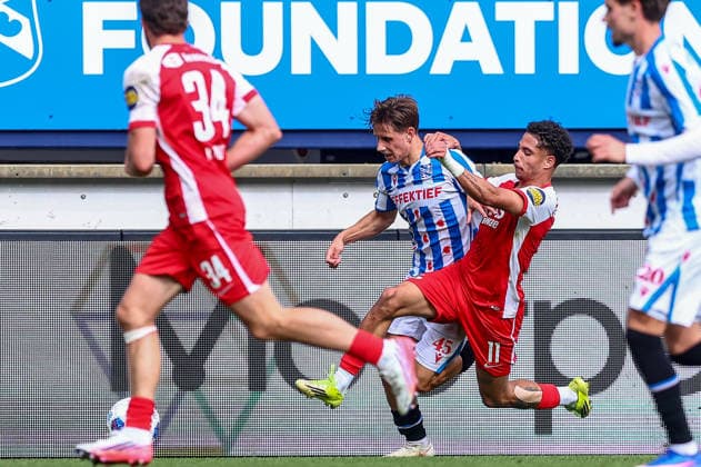 HEERENVEEN, NETHERLANDS - SEPTEMBER 6: Oliver Braude of sc Heerenveen battles for the ball with Ro-Zangelo Daal of AZ Alkmaar during the Dutch Eredivisie match between SC Heerenveen and AZ Alkmaar at Abe Lenstra Stadion on September 06, 2026 in Heerenveen, Netherlands.  Copyright: xMTB MBxMediax
