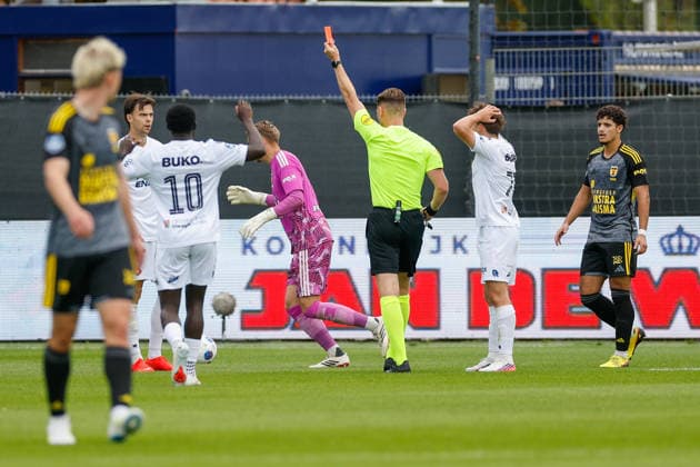 VELSEN, NETHERLANDS - SEPTEMBER 6: red card Nokkvi Thorisson of Telstar during the Dutch Eredivisie match between Telstar and SC Cambuur at BUKO Stadion on September 06, 2026 in Velsen, Netherlands.  Copyright: xMTB MBxMediax