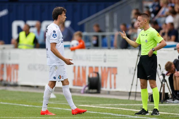 VELSEN, NETHERLANDS - SEPTEMBER 6: Nokkvi Thorisson of Telstar, 4th official Niels Boel during the Dutch Eredivisie match between Telstar and SC Cambuur at BUKO Stadion on September 06, 2026 in Velsen, Netherlands.  Copyright: xMTB MBxMediax