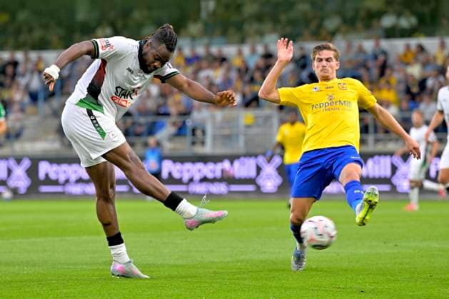 SK Beveren v OH Leuven - Jupiler Pro League BEVEREN, BELGIUM - SEPTEMBER 06 : Ikwuemesi Charles Chukwubuikem forward of OH Leuven battles for the ball with Janssens Christophe defender of SK Beveren during the Jupiler Pro League match between SK Beveren and OH Leuven on September 6, 2026 in Beveren, Belgium, 06 09 2026 Beveren Belgium  Copyright: xSesx