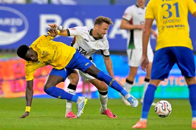 SK Beveren v OH Leuven - Jupiler Pro League BEVEREN, BELGIUM - SEPTEMBER 06 : George Wouter midfielder of OH Leuven battles for the ball with Conde Cheick midfielder of SK Beveren during the Jupiler Pro League match between SK Beveren and OH Leuven on September 6, 2026 in Beveren, Belgium, 06 09 2026 Beveren Belgium  Copyright: xSesx