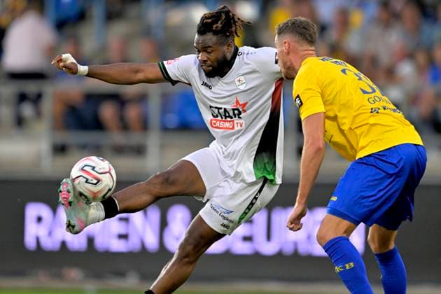 SK Beveren v OH Leuven - Jupiler Pro League BEVEREN, BELGIUM - SEPTEMBER 06 : Ikwuemesi Charles Chukwubuikem forward of OH Leuven battles for the ball with Godeau Bruno defender of SK Beveren during the Jupiler Pro League match between SK Beveren and OH Leuven on September 6, 2026 in Beveren, Belgium, 06 09 2026 Beveren Belgium  Copyright: xSesx