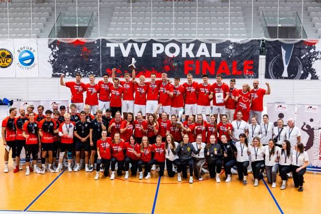 06.09.2026, GER, Volleyball, Maenner, Saison 26, Pokalfinale Thüringen, Tag des Volleyballs, Blue Volleys Gotha - VSV Jena 90 Gruppenbild zeigt alle Teilnehmer des TVV Pokal 99089 Erfurt Sporthalle Sportanlage Rieths Thüringen Deutschland
