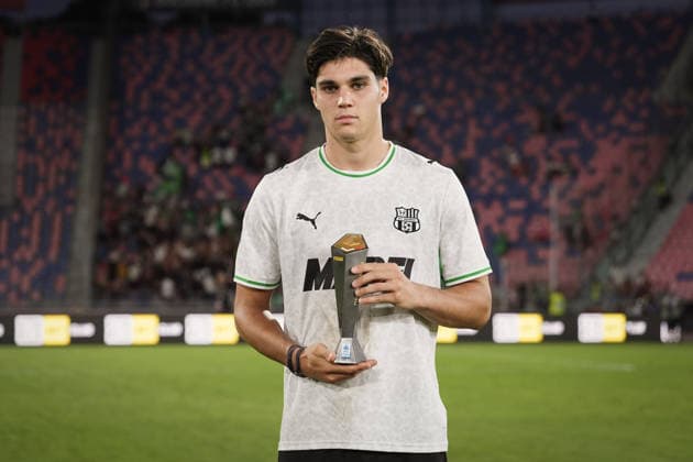 SassuoloÕs Vasilije Adzic Panini Player of the match at the end of the Serie A soccer match between Bologna and Sassuolo at the Renato DallÕAra Stadium in Bologna, north Italy - Sunday, September 6, 2026 -  Copyright: xMassimoxPaolone LaPressex