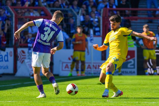Patrick Kammerbauer (VfL Osnabrück, 31) leitet den Ball mit der Hacke weiter, Bernd Riesselmann (VfL Osnabrück, 22), Deutschland: Fussball, 2. Bundesliga, Saison 2026 27, 4. Spieltag, 06.09.2026, VfL Osnabrück vs Eintracht Braunschweig, Stadion Bremer Brücke (Osnabrück, Niedersachsen) *** Patrick Kammerbauer (VfL Osnabrück, 31) passes the ball with a backheel; Bernd Riesselmann (VfL Osnabrück, 22), German soccer, 2. Bundesliga, 2026–27 season, Matchday 4, September 6, 2026, VfL Osnabrück vs. Eintracht Braunschweig, Bremer Brücke Stadium, Osnabrück, Lower Saxony Copyright: xLeonxFrickx