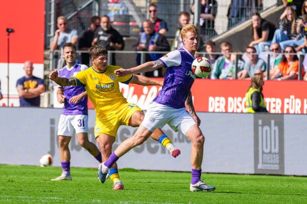 Bjarke Jacobsen (VfL Osnabrück, 15) mit der Brust an Ball, Jovan Mijatovic (Eintracht Braunschweig, 11), Deutschland: Fussball, 2. Bundesliga, Saison 2026 27, 4. Spieltag, 06.09.2026, VfL Osnabrück vs Eintracht Braunschweig, Stadion Bremer Brücke (Osnabrück, Niedersachsen) *** Bjarke Jacobsen, VfL Osnabrück, No. 15, controlling the ball with his chest; Jovan Mijatovic, Eintracht Braunschweig, No. 11; German soccer; 2. Bundesliga; 2026–27 season; Matchday 4; September 6, 2026; VfL Osnabrück vs. Eintracht Braunschweig, Bremer Brücke Stadium, Osnabrück, Lower Saxony Copyright: xLeonxFrickx