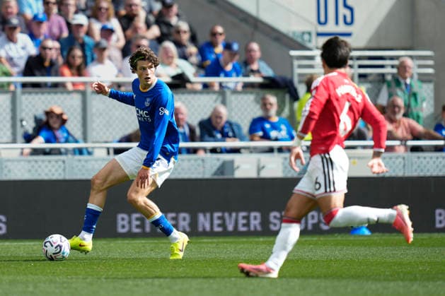 Everton v Manchester United, ManU Premier League Merlin Röhl of Everton FC runs with the ball during the Everton v Manchester United Premier League match at the Hill Dickinson Stadium, Liverpool, England on 6 September 2026 Credit: Steve Flynn Every Second Media Editorial use only. All images are copyright Every Second Media Limited. No images may be reproduced without prior permission. All rights reserved. Premier League and Football League images are subject to licensing agreements with Football DataCo Limited. see https: www.football-dataco.com Copyright: xIMAGO EveryxSecondxMediax ESM-2142-0151 StevexFlynnx xEveryxSecondxMediax