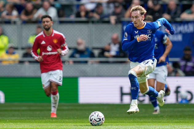 Everton v Manchester United, ManU Premier League Kobbie Mainoo of Manchester United makes a break during the Everton v Manchester United Premier League match at the Hill Dickinson Stadium, Liverpool, England on 6 September 2026 Credit: Steve Flynn Every Second Media Editorial use only. All images are copyright Every Second Media Limited. No images may be reproduced without prior permission. All rights reserved. Premier League and Football League images are subject to licensing agreements with Football DataCo Limited. see https: www.football-dataco.com Copyright: xIMAGO EveryxSecondxMediax ESM-2142-0158 StevexFlynnx xEveryxSecondxMediax