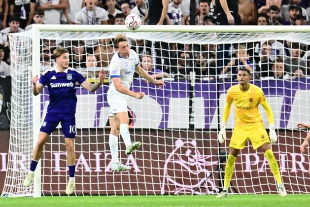 RSC Anderlecht v KRC Genk - Jupiler Pro League ANDERLECHT, BELGIUM - SEPTEMBER 06 : Winkler Marten forward of RSC Anderlecht and Smets Matte defender of KRC Genk battle for the ball during the Jupiler Pro League match between RSC Anderlecht and KRC Genk on September 6, 2026 in Anderlecht, Belgium, 06 09 2026 Anderlecht Belgium  Copyright: xPeterxDexVoechtx