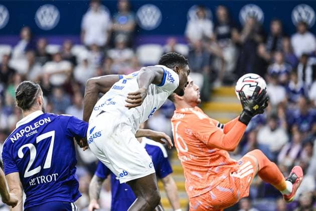 Anderlecht s Leo Petrot; Genk s Rafiu Durosinmi and Anderlecht s goalkeeper Colin Coosemans pictured in action during a soccer match between RSC Anderlecht and Krc Genk, Sunday 6 September 2026 in Brussels, on day 5 of the 2026-2027 Jupiler Pro League first division of the Belgian championship. TOM GOYVAERTS TomxGoyvaerts  x185468607x