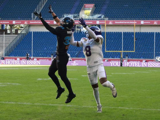 8 Darrell Stewart (Wide Receiver) Vienna Vikings no chance to catch the ball. 33 Ben Wenzler (Cornerback) Panthers Wroclaw miss the interception Vienna Vikings vs Panthers Wroclaw, American Football League Europe, Golden Bowl Final, 2026, 06.09.2026, Duisburg Schauinsland-Reisen-Arena Germany Copyright: xPFA ChristopherxMettkenx