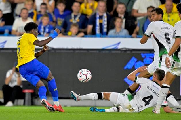 SK Beveren v OH Leuven - Jupiler Pro League BEVEREN, BELGIUM - SEPTEMBER 06 : Verstraete Birger midfielder of OH Leuven battles for the ball with Lokesa Chris Emmanuel forward of SK Beveren during the Jupiler Pro League match between SK Beveren and OH Leuven on September 6, 2026 in Beveren, Belgium, 06 09 2026 Beveren Belgium  Copyright: xSesx