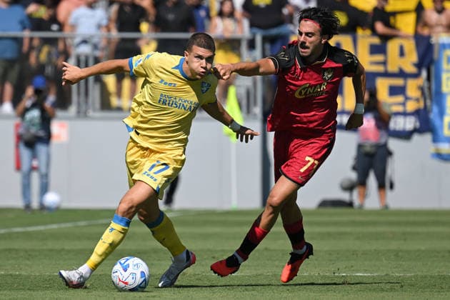 IPA88204347 - Giorgi Kvernadze of Frosinone and Kike Perez of Venezia during the 2026–2027 Serie A match between Frosinone and Venezia at Benito Stirpe Stadium in Frosinone, Italy, on September 6, 2026. Mattia Vian  Copyright: xMattiaxVian IPAxSportx xx 88204347