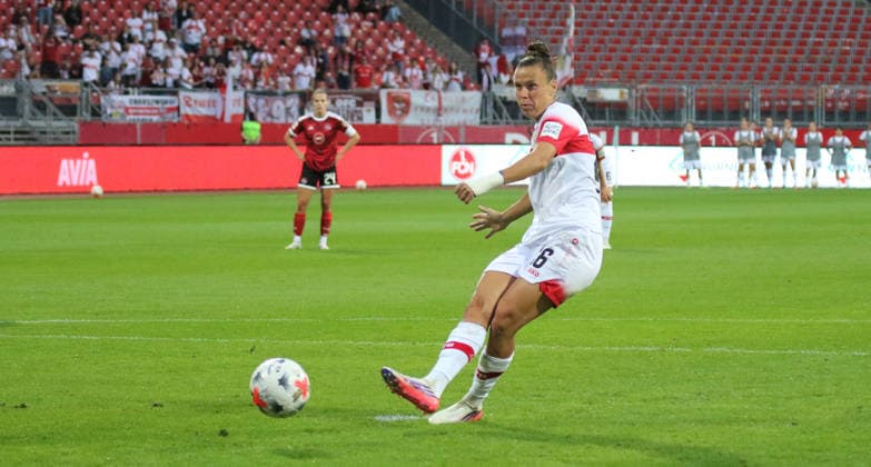 Nürnberg , Fußball Google Pixel Frauen Bundesliga 1. FC Nürnberg vs. VfB Stuttgart , Nicole Billa ( VfB ) verwandelt einen Elfmeter *** Nuremberg, Soccer, Google Pixel, Women s Bundesliga 1, FC Nuremberg vs. VfB Stuttgart, Nicole Billa, VfB converts a penalty kick