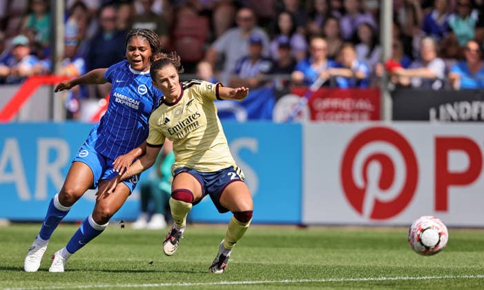 Brighton and Hove Albion Women v Arsenal Women Barclays Women s Super League Madison Haley of Brighton and Hove Albion Women battles for the ball with Emily Fox of Arsenal Women during the Barclays Women s Super League match at the Broadfield Stadium, Crawley 06 09 2026 UK Newspapers OUT Copyright: xNeilxHolmesx FIL-23904-0014