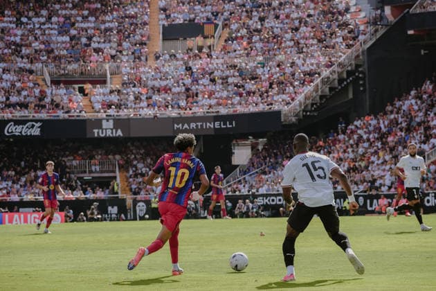 ESP: LaLiga EA Sports Valencia CF v FC Barcelona, Barca Lamine Yamal of Barcelona and Aliou Dieng of Valencia CF during LaLiga EA Sports match between Valencia CF v FC Barcelona played at Mestalla Stadium, Valencia on September 6 2026 in Spain Spain Soccer Copyright: xAgenciaxLOFx