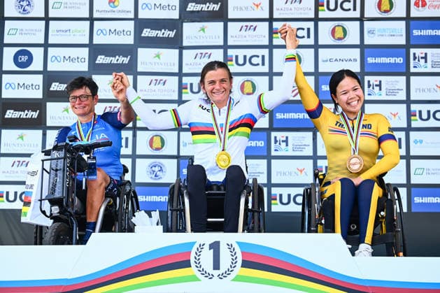 Sport Bilder des Tages 2026 UCI Para-cycling Road World Championships Picture by Olly Hassell SWpix.com - 06 09 2026 - Cycling - 2026 UCI Para-cycling Road World Championships - Huntsville, Alabama, United States of America - Women H2 Road Race podium - Katerina Brim (USA) wins the Gold Medal to become World Champion, Roberta Amadeo (Italy) receiving the Silver Medal and Patcharapha Seesen (Thailand) receiving the Bronze Medal Huntsville Cummings Research Park United States of America Copyright: x xSWpix.comx(t axPhotographyxHubxLtd)xOllyxHassell SWpix.comx SWP-3030-23160