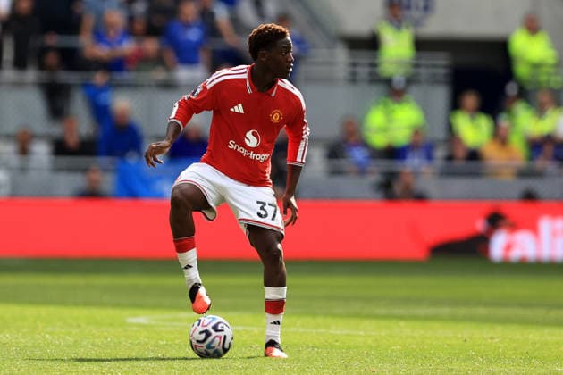 6th September 2026; Hill Dickinson Stadium, Liverpool, England; Premier League Football, Everton versus Manchester United, ManU Kobbie Mainoo of Manchester United controls the ball DavidxBlunsden