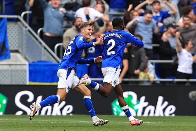 6th September 2026; Hill Dickinson Stadium, Liverpool, England; Premier League Football, Everton versus Manchester United, ManU Ainsley Maitland-Niles of Everton celebrates with team mate Harrison Armstrong after scoring for 2-2 in added time DavidxBlunsden