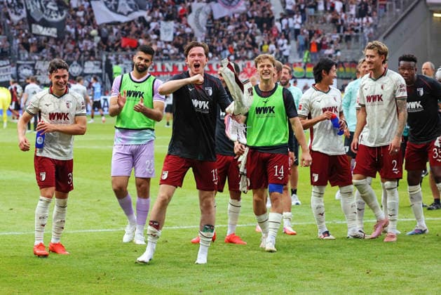 Frankfurt, Deutschland 06. September 2026: 1. BL - 2026 2027 - Sp. 2 - Eintracht Frankfurt gegen FC Augsburg Im Bild: Die Augsburger Spieler, allen voran Michael Gregoritsch, feiern ausgelassen den Auswärtssieg. DFL DFB regulations prohibit any use of photographs as image sequences and or quasi-video Deutsche Bank Park Hessen *** Frankfurt, Germany, September 6, 2026, Bundesliga 1, 2026–2027 Season, Matchday 2: Eintracht Frankfurt vs. FC Augsburg. Pictured: The Augsburg players, led by Michael Gregoritsch, exuberantly celebrate their away victory. DFL and DFB regulations prohibit any use of photographs as image sequences and or quasi-video. Deutsche Bank Park, Hesse Copyright: xFotostandx xRacochax