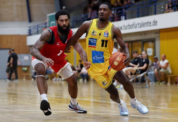 2026.0906, Deutschland, Ludwigsburg, Basketball MHP Riesen Ludwigsburg vs. Elan Chalon, v.l. Damian Dunn (Chalon), Darius Perry (LB)