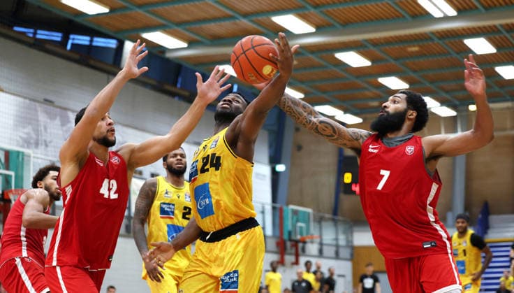2026.0906, Deutschland, Ludwigsburg, Basketball MHP Riesen Ludwigsburg vs. Elan Chalon, vorn v.l. Carl Ponsar (Chalon), Maxwell Dongmo Temoka (LB), Damian Dunn (Chalon)