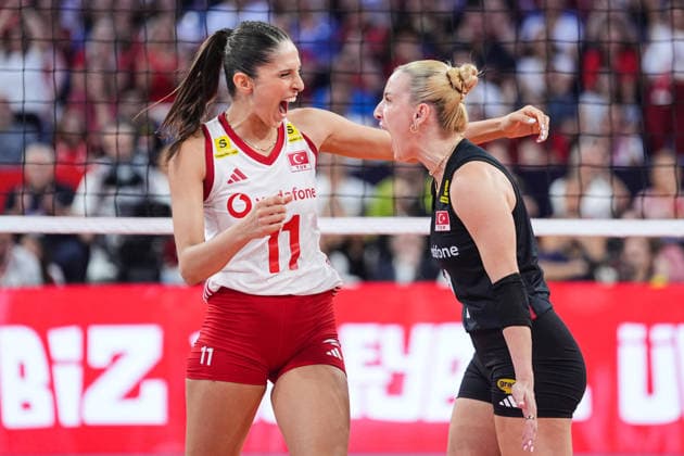 Italy v Turkiye - CEV EuroVolley 2026 ISTANBUL, TURKIYE - SEPTEMBER 6: Turkiye national volleyball team players Derya Cebecioglu (11) and Gizem Orge (R) celebrate during the CEV EuroVolley 2026 Women s European Volleyball Championship Final between Italy and Turkiye at Sinan Erdem Sports Hall in Istanbul, Turkiye, on September 6, 2026. Cemal Yurttas Anadolu Istanbul Turkey. Editorial use only. Please get in touch for any other usage.  Copyright: x2026xAnadoluxCemalxYurttasx