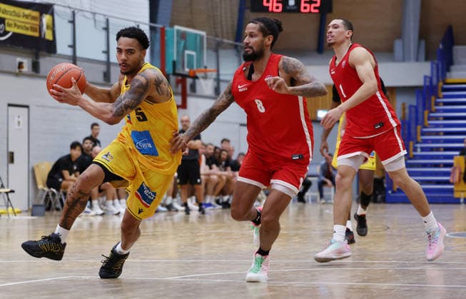 2026.0906, Deutschland, Ludwigsburg, Basketball MHP Riesen Ludwigsburg vs. Elan Chalon, v.l. Ish Leggett (LB), Jeremiah Hill (Chalon)