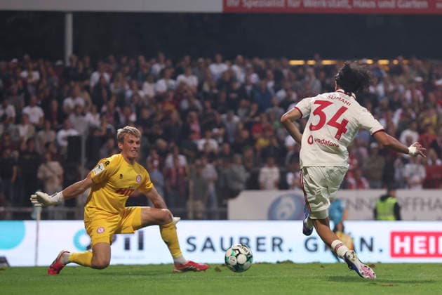 Torwart Lennart Winkler (SC Fortuna Koeln) und Anas Slimani (Fortuna Duesseldorf) im Zweikampf waehrend des Spiels der 3. Liga zwischen SC Fortuna Koeln und Fortuna Duesseldorf, Suedstadion am 06. September 2026 in Koeln, Deutschland. (Foto von Oliver Kaelke DeFodi Images) +++ Torwart Lennart Winkler (SC Fortuna Koeln) und Anas Slimani (Fortuna Duesseldorf) battle for the ball during the 3. Liga match between SC Fortuna Koeln and Fortuna Duesseldorf at Suedstadion on September 6, 2026 in Cologne, Germany. (Photo by Oliver Kaelke DeFodi Images) DFB DFL REGULATIONS PROHIBIT ANY USE OF PHOTOGRAPHS AS IMAGE SEQUENCES AND OR QUASI-VIDEO. (Photo by Oliver Kaelke DeFodi Images) -