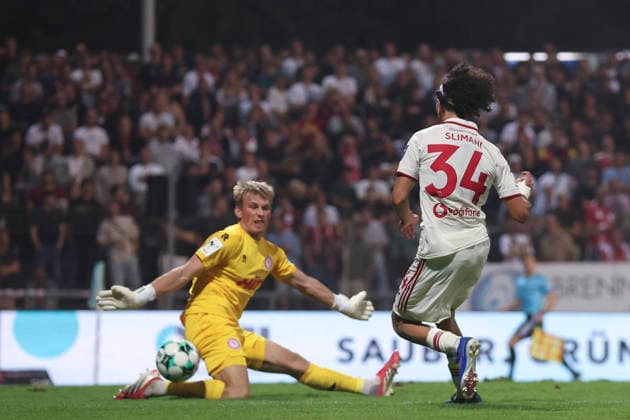 Torwart Lennart Winkler (SC Fortuna Koeln) und Anas Slimani (Fortuna Duesseldorf) im Zweikampf waehrend des Spiels der 3. Liga zwischen SC Fortuna Koeln und Fortuna Duesseldorf, Suedstadion am 06. September 2026 in Koeln, Deutschland. (Foto von Oliver Kaelke DeFodi Images) +++ Torwart Lennart Winkler (SC Fortuna Koeln) und Anas Slimani (Fortuna Duesseldorf) battle for the ball during the 3. Liga match between SC Fortuna Koeln and Fortuna Duesseldorf at Suedstadion on September 6, 2026 in Cologne, Germany. (Photo by Oliver Kaelke DeFodi Images) DFB DFL REGULATIONS PROHIBIT ANY USE OF PHOTOGRAPHS AS IMAGE SEQUENCES AND OR QUASI-VIDEO. (Photo by Oliver Kaelke DeFodi Images) -