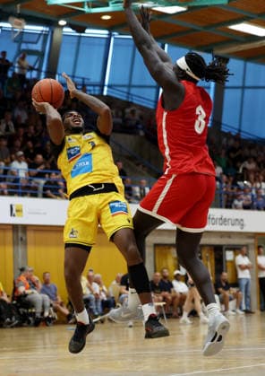 2026.0906, Deutschland, Ludwigsburg, Basketball MHP Riesen Ludwigsburg vs. Elan Chalon, v.l. Justin Kier (LB), Aher Uguak (Chalon)