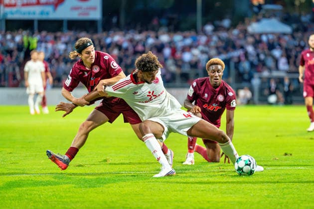 Bennit Broeger (Fortuna Koeln, 38) und Romeo Aigbekaen (Fortuna Koeln, 30) im Zweikampf mit Elias Egouli (Fortuna Düsseldorf, 44) um den Ball Fortuna Köln vs. Fortuna Düsseldorf, Fussball, 3.Liga, 04.Spieltag, Saison 2026 27, 06.09.2026, DFL REGULATIONS PROHIBIT ANY USE OF PHOTOGRAPHS AS IMAGE SEQUENCES AND OR QUASI-VIDEO, Fortuna Köln vs. Fortuna Düsseldorf, Fussball, 3.Liga, 04.Spieltag, Saison 2026 27, 06.09.2026 Köln Copyright: xEibner-Pressefoto LukasxBaldygax EP_LBA