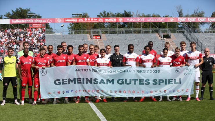 06.09.2026, xfsx, Herren, Fussball, Saison 2026 2027, 3. Liga, 4. Spieltag: FC Wuerzburger Kickers - VfB Stuttgart II v.li.: Beide Teams mit einem Banner mit der Aufschrift: GEMEINSAM GUTES SPIEL! Wuerzburg AKON ARENA Bayern Deutschland
