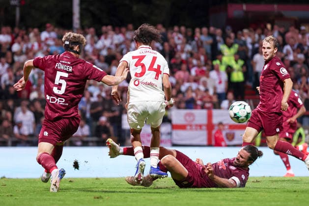 Seymour Fuenger (SC Fortuna Koeln), Anas Slimani (Fortuna Duesseldorf) und David Kamm Al-Azzawe (SC Fortuna Koeln) im Zweikampf waehrend des Spiels der 3. Liga zwischen SC Fortuna Koeln und Fortuna Duesseldorf, Suedstadion am 06. September 2026 in Koeln, Deutschland. (Foto von Oliver Kaelke DeFodi Images) +++ Seymour Fuenger (SC Fortuna Koeln), Anas Slimani (Fortuna Duesseldorf) und David Kamm Al-Azzawe (SC Fortuna Koeln) battle for the ball during the 3. Liga match between SC Fortuna Koeln and Fortuna Duesseldorf at Suedstadion on September 6, 2026 in Cologne, Germany. (Photo by Oliver Kaelke DeFodi Images) DFB DFL REGULATIONS PROHIBIT ANY USE OF PHOTOGRAPHS AS IMAGE SEQUENCES AND OR QUASI-VIDEO. (Photo by Oliver Kaelke DeFodi Images) -