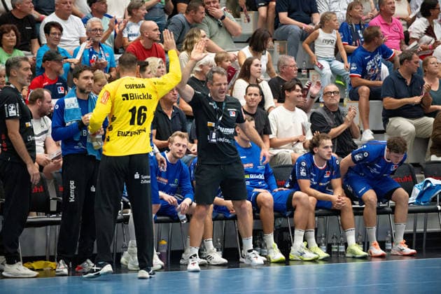 Matthias Flohr, (HBW Balingen Weilstetten, Trainer), mit Vladimir Cupara, (HBW Balingen Weilstetten, 16, Torwart), bejubelt die Torwartleistung, HBW Balingen Weilstetten vs. SC Magdeburg, GER, Opel 1. Handball Bundesliga, Meisterschaft, Spieltag 3, Saison 2026 2027, 06.09.2026, Eibner-Pressefoto Andreas Ulmer HBW Balingen Weilstetten vs. SC Magdeburg, GER, Opel 1. Handball Bundesliga, Meisterschaft, Spieltag 3, Saison 2026 2027, 06.09.2026, Balingen Copyright: xEibner-Pressefoto AndreasxUlmerx EP_AUR