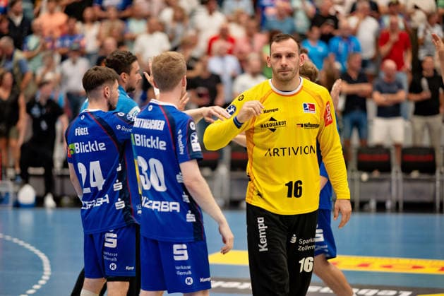 Entscheidung nach Videobeweis: SC Magdeburg, gewinnt maximal knapp mit 30:31, Freude beim Team SC Magdeburg, Frust bei den Balingern, Vladimir Cupara, (HBW Balingen Weilstetten, 16, Torwart), geht auch hier voran, HBW Balingen Weilstetten vs. SC Magdeburg, GER, Opel 1. Handball Bundesliga, Meisterschaft, Spieltag 3, Saison 2026 2027, 06.09.2026, Eibner-Pressefoto Andreas Ulmer HBW Balingen Weilstetten vs. SC Magdeburg, GER, Opel 1. Handball Bundesliga, Meisterschaft, Spieltag 3, Saison 2026 2027, 06.09.2026, Balingen Copyright: xEibner-Pressefoto AndreasxUlmerx EP_AUR